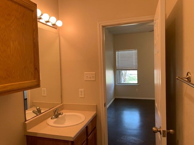 Building Photo - Townhome for rent