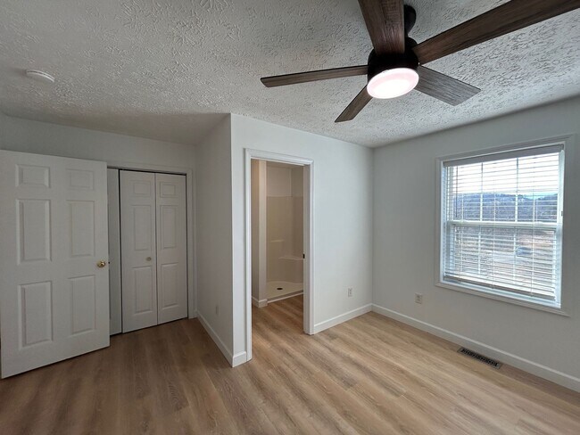 Building Photo - Candler - Recently Renovated Apt Ready for Occupancy!