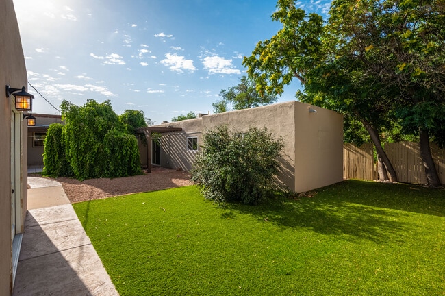 Building Photo - 205 Richmond Dr SE