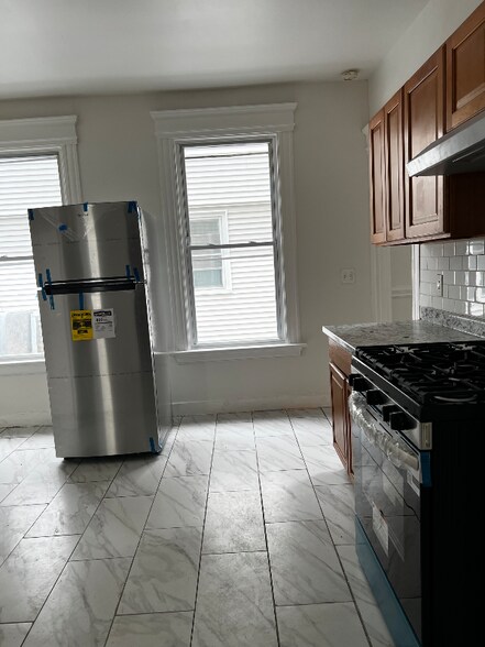 Building Photo - 879 Elm St