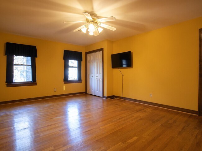 Building Photo - 4266 Roundhill Dr