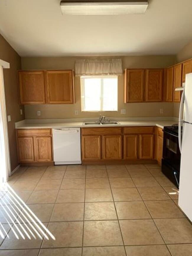 Building Photo - 16431 N 113th Ave