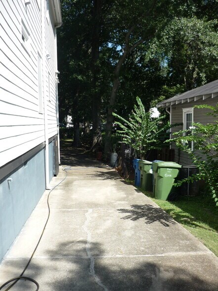Drive to back parking - 238 Wilbur Ave SE