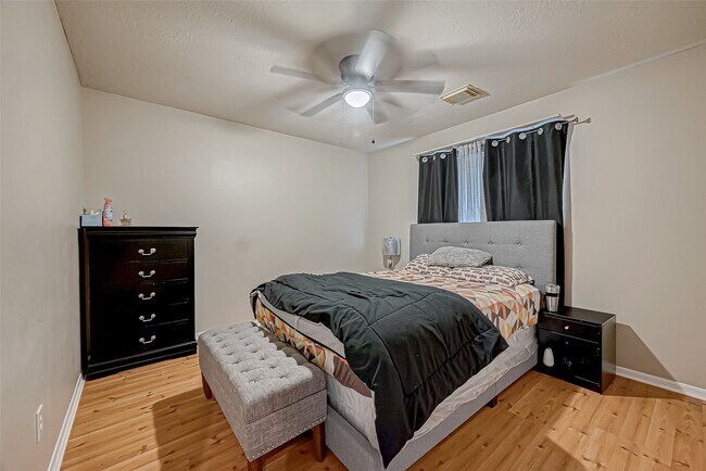 Building Photo - 211 Rolling Plains Dr