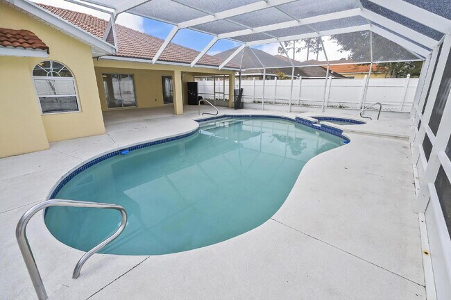 Building Photo - Palm Harbor Pool Home