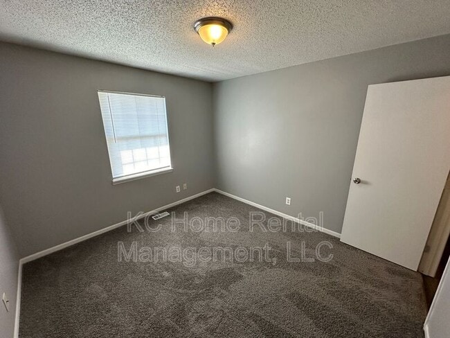 Building Photo - 506 A Skyvue Dr