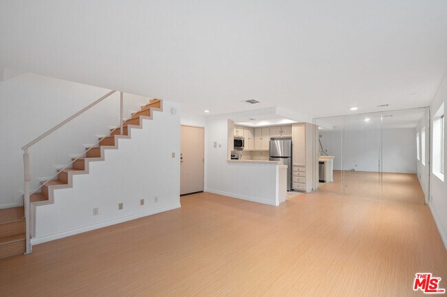 Building Photo - 839 S Holt Ave