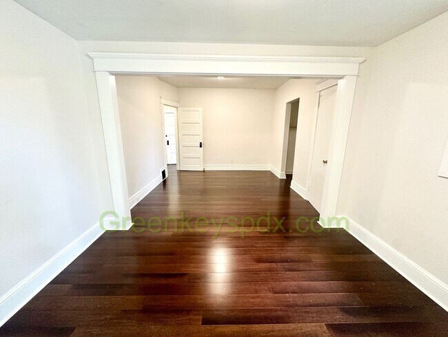 Building Photo - Huge Gorgeous 5 Bedroom 4 Bath Unit in SW ...