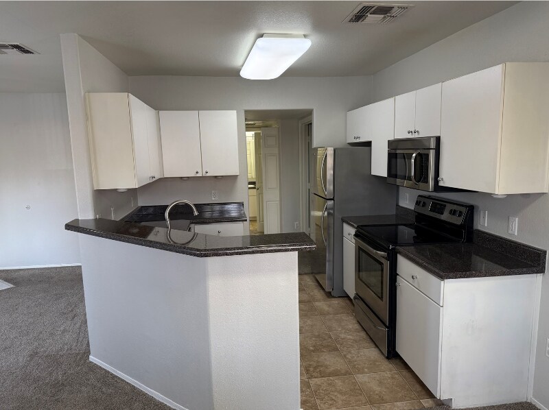 Building Photo - 1295 N Ash St