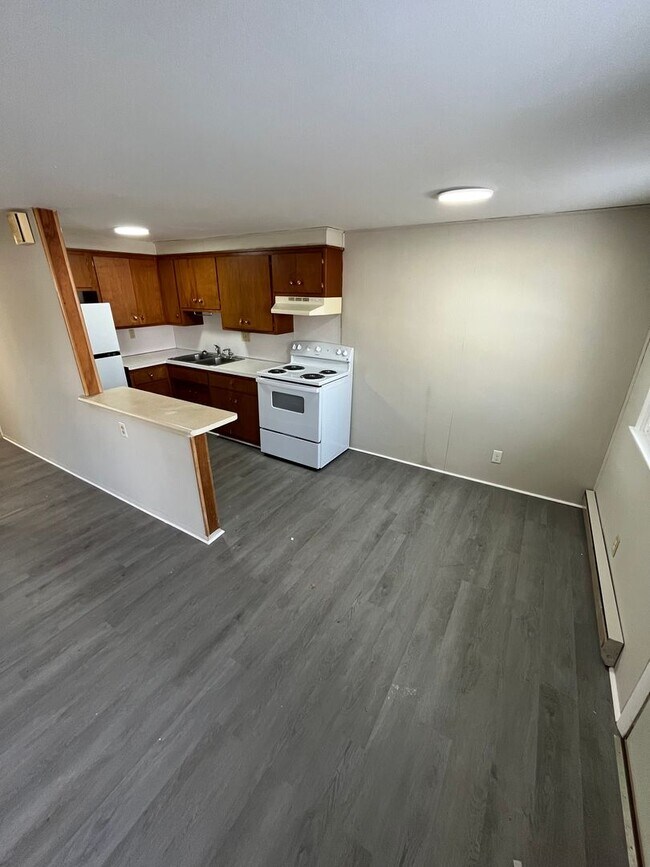 Building Photo - 104-110 Maple Lane