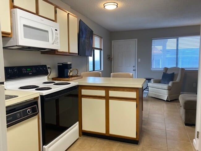 Building Photo - Fully Furnished Month to Month Condo Convenient to FSU Downtown Tallahassee
