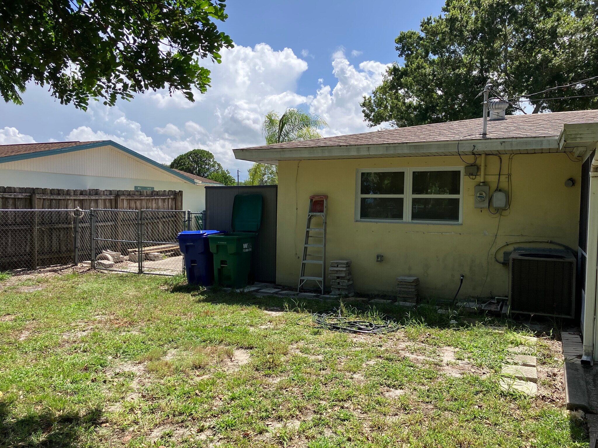 Building Photo - 913 Schumann Dr