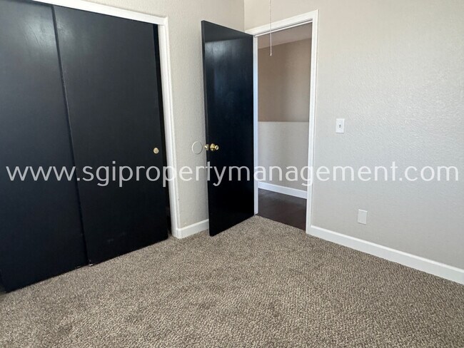 Building Photo - 1909 N 103rd Ln