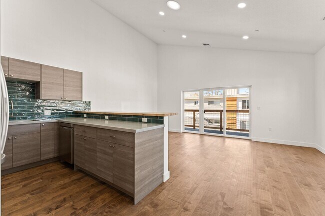 Building Photo - MidTown Gem - Fully Renovated W Large Rooms