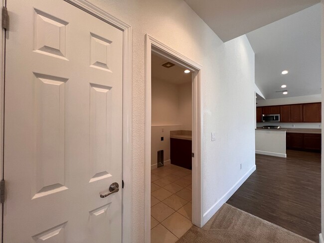 Building Photo - Large 4 bedroom home located in Green Vall...