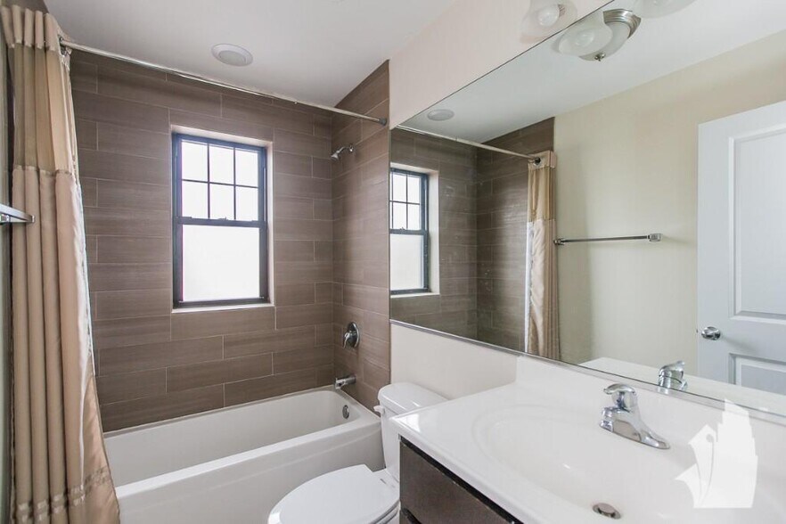 Building Photo - 1822 W Leland Ave