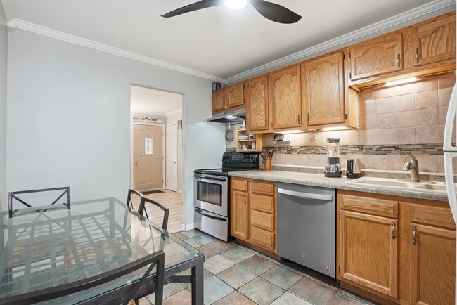 Building Photo - 916 Barthelme Ave