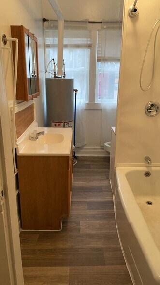 Building Photo - 410 Guyan St