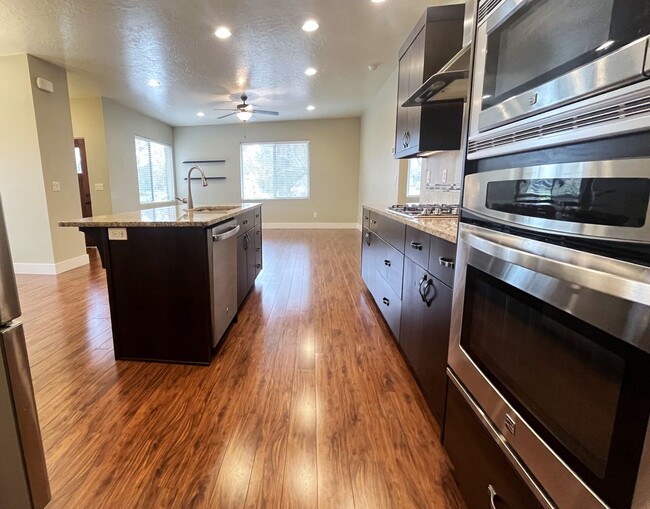 Building Photo - The perfect 2 bed/2bath with office patio home in the beautiful Hazelwood community just off Lake...