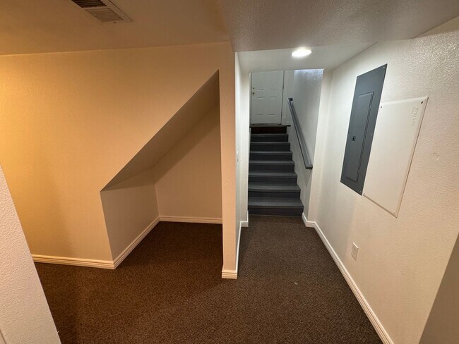 Building Photo - LEASING! Available June 30th