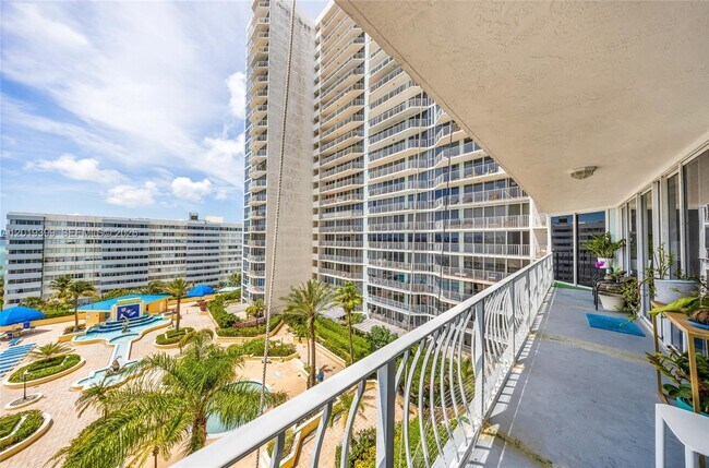 Building Photo - 7601 E Treasure Dr