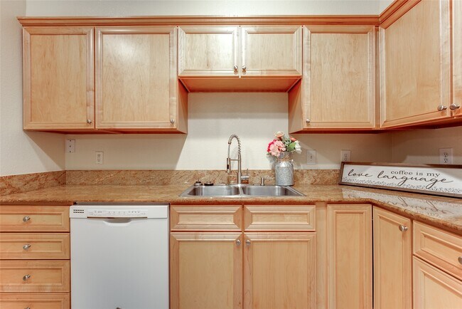 Building Photo - 2255 Braeswood Park Dr