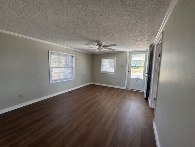 Building Photo - Newly Renovated 2 Bedroom 1-Bath in Grand ...