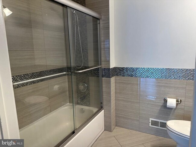 Building Photo - 64 Versailles Ct