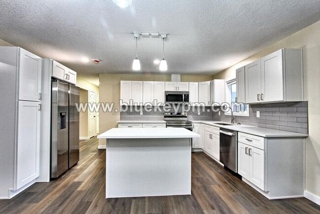 Building Photo - 5 Bed, 3 Bath Home in Orchards with Primary Bedroom on Main