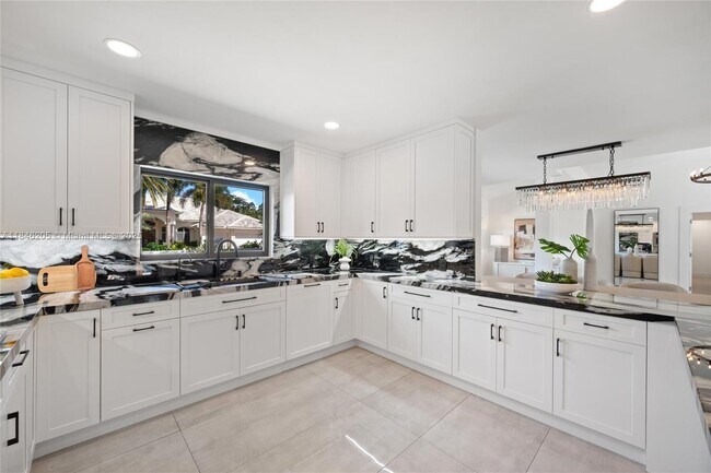 Building Photo - 2600 Yacht Club Blvd