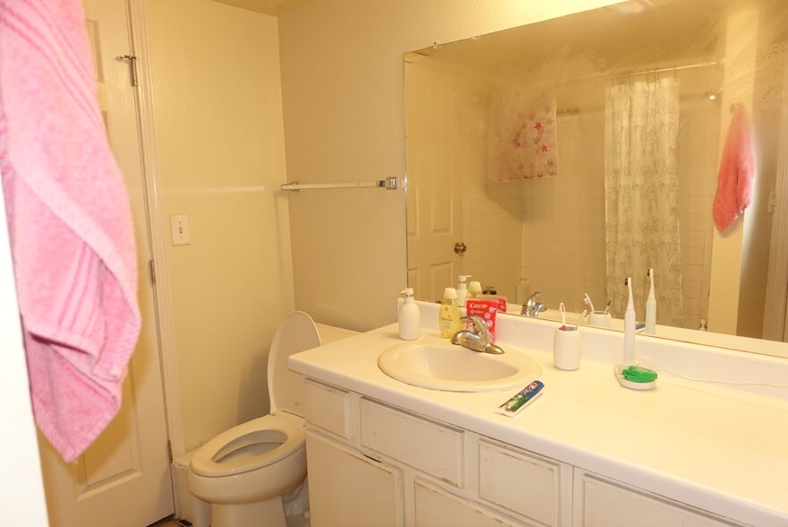 Building Photo - 501 W 26th St