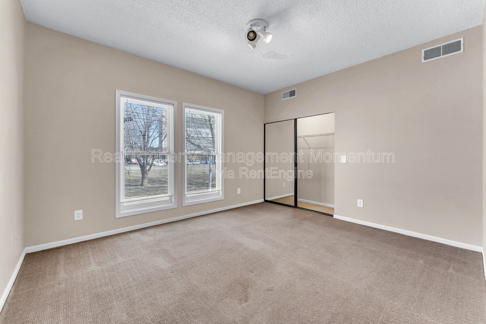 Building Photo - 930 E Primrose St