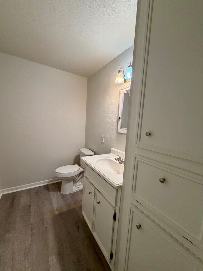 Building Photo - 1107 Girard St