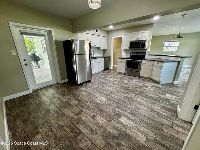 Building Photo - 1525 Island Dr