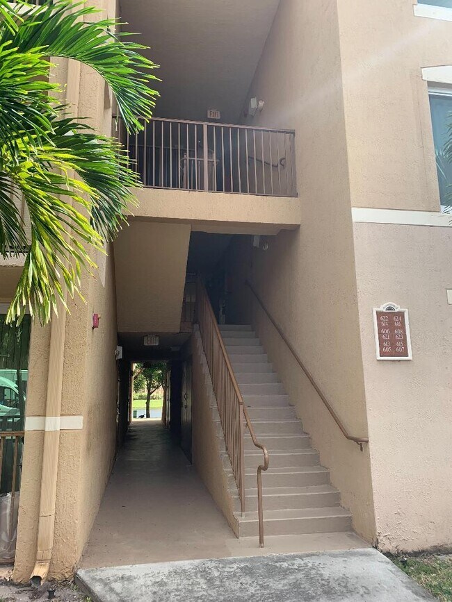Building Photo - 615 Villa Cir