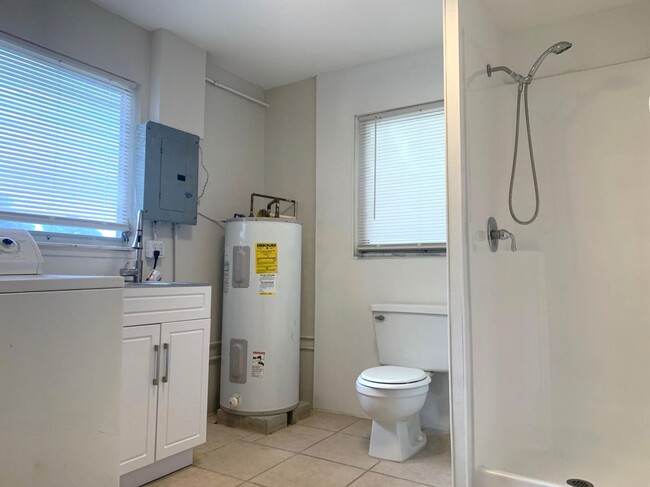 Building Photo - Central Gulfport - 3 Bedroom 2 Bath Home