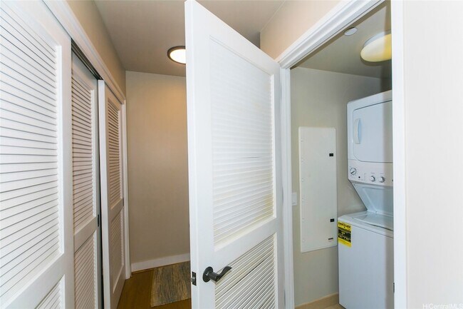 Building Photo - 1551 Ala Wai Blvd