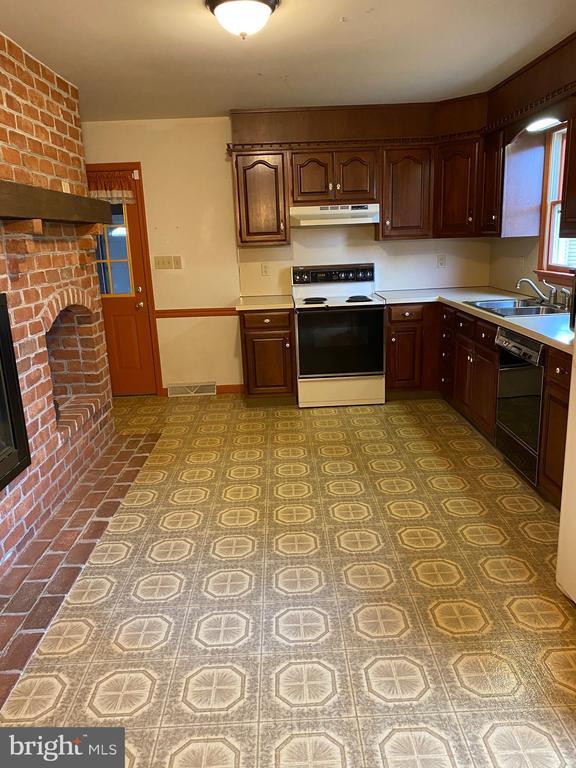 Building Photo - 11 Creeks Edge Rd