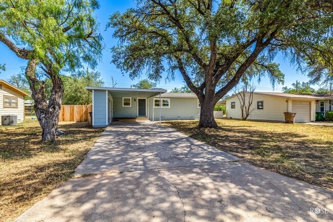 Building Photo - NOW AVAILABLE - 3 Bedroom Home in College ...