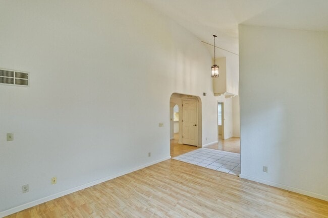 Building Photo - Lovely and spacious 3BR 2.5BA townhouse in...