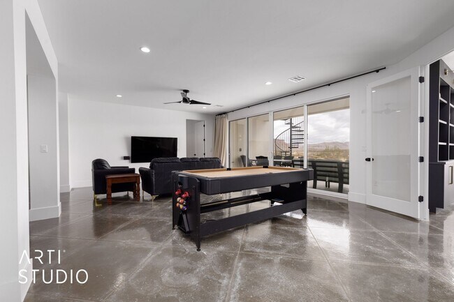 Building Photo - Beautiful 6 Bedroom 4.5 Bathroom Home in D...