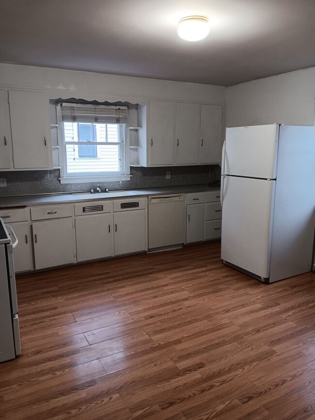 Building Photo - Charming 2 Bedroom and 1 Bath House Availa...
