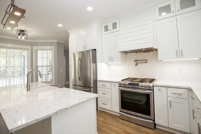 Building Photo - "Spacious and Inviting 2620 sq. ft. Home i...