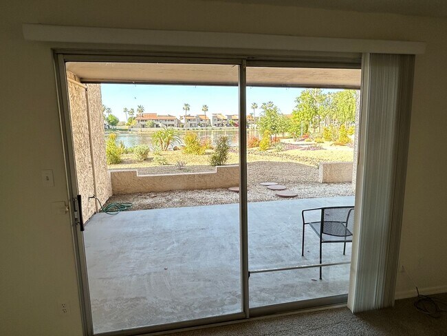Building Photo - On the Lake, 2 Bed, 2 Bath, Great Views!