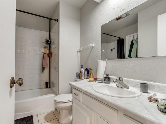 Building Photo - 6916 Woodlake Dr