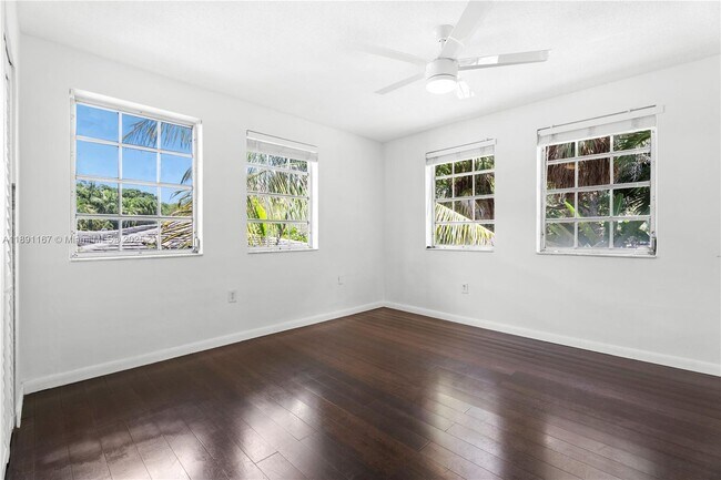 Building Photo - 5520 San Vicente St