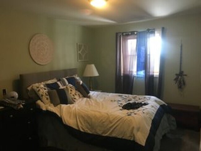 Building Photo - 2 Bedroom unit in North Amherst