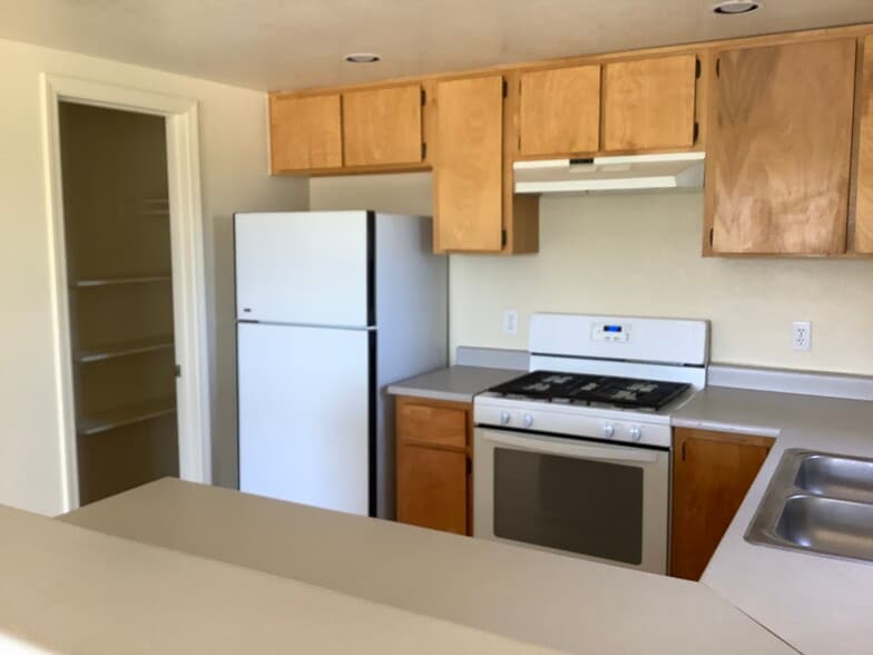 Building Photo - 604 N Bagby Dr