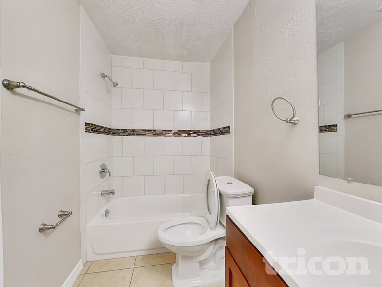 Building Photo - 1928 W Clinton St