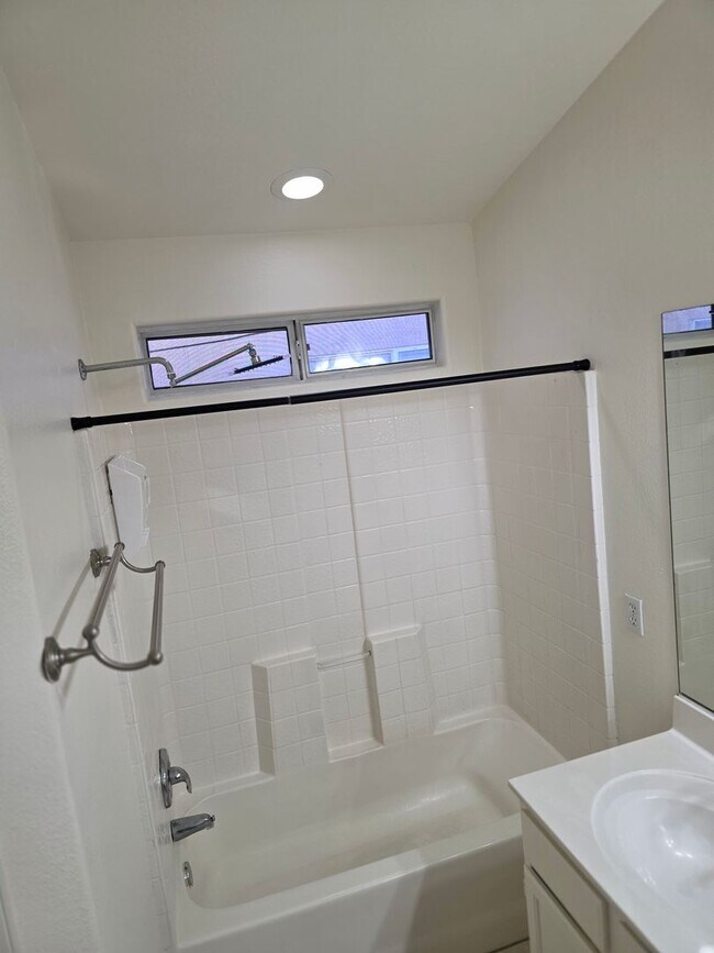 Building Photo - Beautiful 3BR 2BA Home w/ Private Pool • Pool + Covered Patio • Attached Garage in Phoenix